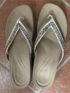Aetrex Women's Taupe Footbed White Beaded Thong Sandals